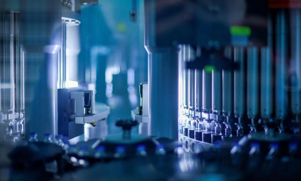 Η Pfizer περιορίζει τις παραδόσεις των εμβολίων στην ΕΕ
